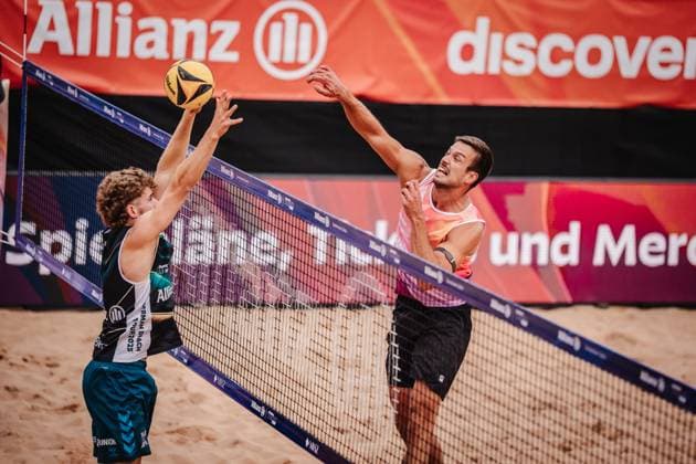 Beachvolleyball Männer Allianz German Beach Tour 2025 Tourstop München 10.07.2025 rechts Jannis Hopt beim Angriff gegen gLuis Henrichs München Zentraler Hochschulsport Münche Bayern Deutschland