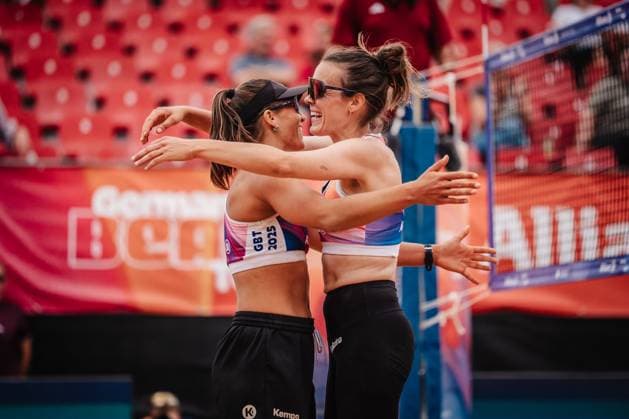 Beachvolleyball Frauen Allianz German Beach Tour 2025 Tourstop München 10.07.2025 v.l. Leonie Klinke und Christine Aulenbrock jubeln nach dem Sieg München Zentraler Hochschulsport Münche Bayern Deutschland