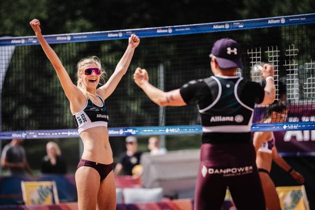 Beachvolleyball Frauen Allianz German Beach Tour 2025 Tourstop München 10.07.2025 v.l. Nele Barber und Melanie Gernert jubeln München Zentraler Hochschulsport Münche Bayern Deutschland