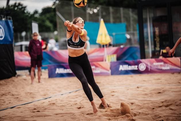 Beachvolleyball Frauen Allianz German Beach Tour 2025 Tourstop München 10.07.2025 Anna-Chiara Reformat bei der Annahme München Zentraler Hochschulsport Münche Bayern Deutschland