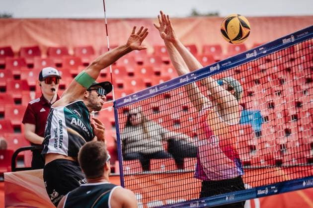 Beachvolleyball Männer Allianz German Beach Tour 2025 Tourstop München 10.07.2025 Kim Huber beim Angriff München Zentraler Hochschulsport Münche Bayern Deutschland