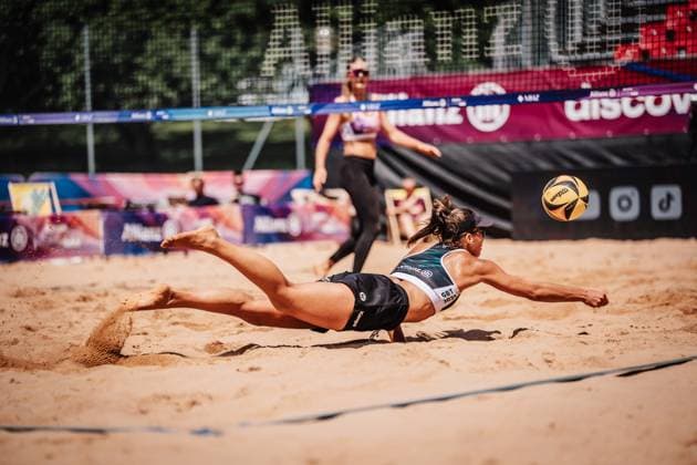 Beachvolleyball Frauen Allianz German Beach Tour 2025 Tourstop München 10.07.2025 Leonie Klinke springt zum Ball München Zentraler Hochschulsport Münche Bayern Deutschland