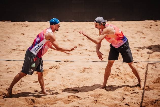 Beachvolleyball Männer Allianz German Beach Tour 2025 Tourstop München 10.07.2025 v.l. Sebastian Burgis und Jannik Kühlborn klatschen ein München Zentraler Hochschulsport Münche Bayern Deutschland