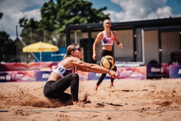 Beachvolleyball Frauen Allianz German Beach Tour 2025 Tourstop München 10.07.2025 Mila Jancar bei der Annahme München Zentraler Hochschulsport Münche Bayern Deutschland
