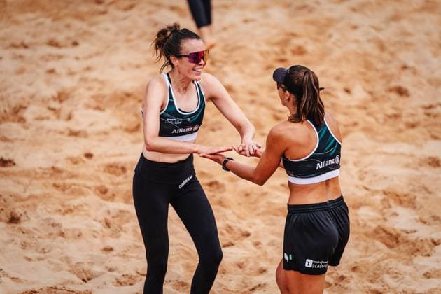 Beachvolleyball Frauen Allianz German Beach Tour 2025 Tourstop München 10.07.2025 v.l. Christine Aulenbrock und Leonie Klinke jubeln München Zentraler Hochschulsport Münche Bayern Deutschland