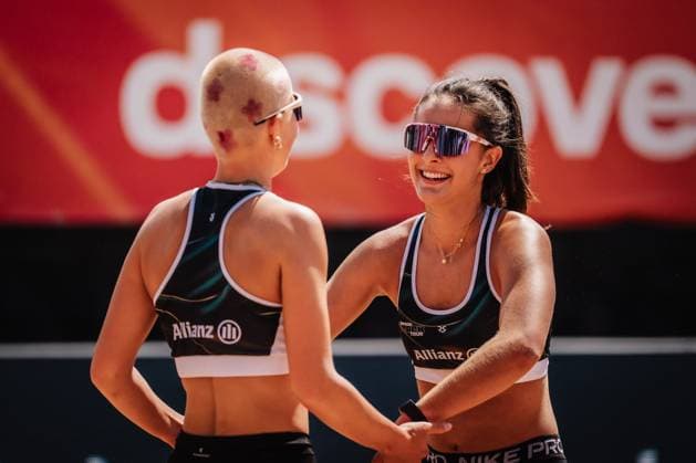 Beachvolleyball Frauen Allianz German Beach Tour 2025 Tourstop München 10.07.2025 v.l. Mareet Maidhof und Sophia Neuss klatschen ein München Zentraler Hochschulsport Münche Bayern Deutschland