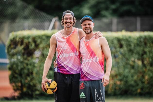 Beachvolleyball Männer Allianz German Beach Tour 2025 Tourstop München 10.07.2025 v.l. Jannik Kühlborn und Sebastian Burgis Teamfoto München Zentraler Hochschulsport Münche Bayern Deutschland