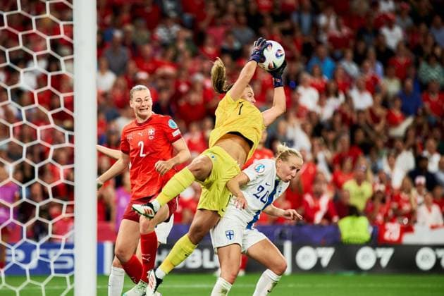 UEFA Womens Euro 2025: Finnland - Schweiz; 10.07.2025 Julia Stierli (2; Schweiz) Anna Koivunen (1; Finnland) und Eveliina Summanen (20; Finnland) im Strafraum UEFA Womens Euro 2025: Finnland – Schweiz; Genf, Stade de Genève am 10.07.2025 UEFA Womens Euro 2025: Finnland – Schweiz; Genf, Stade de Genève am 10.07.2025 *** UEFA Womens Euro 2025 Finland Switzerland 10 07 2025 Julia Stierli 2 Switzerland Anna Koivunen 1 Finland and Eveliina Summanen 20 Finland in the penalty area UEFA Womens Euro 2025 Finland - Switzerland Geneva, Stade de Genève on 10 07 2025 UEFA Womens Euro 2025 Finland - Switzerland Geneva, Stade de Genève on 10 07 2025 Copyright: xBEAUTIFULxSPORTS Gelhardtx