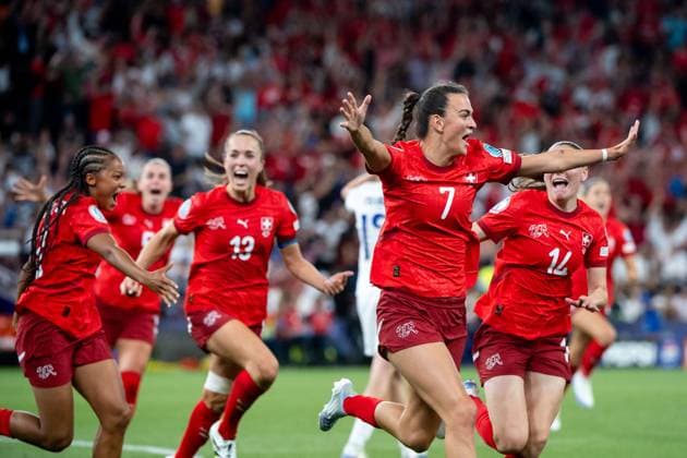 Riola Xhemaili (Schweiz, 07) und Team jubeln ueber das Tor zum 1:1 Ausgleich in der Nachspielzeit, SUI, Schweiz vs Finnland, Fussball, UEFA Womens Euro 2025, Gruppe A, 3. Spieltag, Spielzeit 2024 2025, 10.07.2025 SUI, Schweiz vs Finnland, Fussball, UEFA Womens Euro 2025, Gruppe A, 3. Spieltag, Spielzeit 2024 2025, 10.07.2025 Genf *** Riola Xhemaili Switzerland, 07 and team celebrate the goal to equalize 1 1 in stoppage time, SUI, Switzerland vs Finland, Football, UEFA Womens Euro 2025, Group A, Matchday 3, 2024 2025 season, 10 07 2025 SUI, Switzerland vs Finland, Football, UEFA Womens Euro 2025, Group A, Matchday 3, 2024 2025 season, 10 07 2025 Geneva Copyright: xEibner-Pressefoto Memmlerx EP_MMR