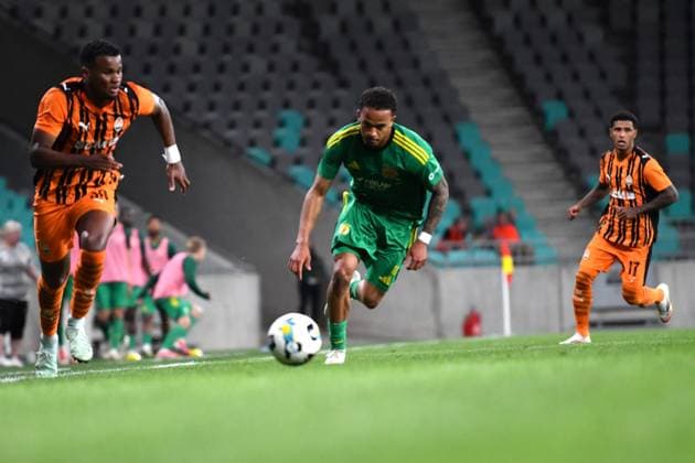 Ljubljana, Slovenia, July 10th 2025: Alisson Santana Lopes Da Fonseca of Shakhtar (L) in action against Vincent Ulundu of Ilves (C) during the UEFA Europa League, First qualifying round, 1st leg, match between Shakhtar Donetsk (Ukraine) and Ilves Tampere (Finland) at Stadium Stozice, Ljubljana, Slovenia. (Natasa Kupljenik SPP) Copyright: xNatasaxKupljenikx xSPPx SPP_1006213