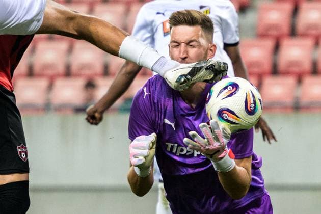 250710 Goalkeeper Ziga Frelih of Spartak Trnava get Silas Andersen of Häcken leg in the face during the UEFA Europa League qualifier football match between Spartak Trnava and Häcken on July 10, 2025 in Trnava. Photo: Mathilda Schuler BILDBYRAN kod MA MA0843 fotboll football soccer fotball uefa europa league europa league spartak trnava häcken bbeng Copyright: MATHILDAxSCHULER BB250710MA149