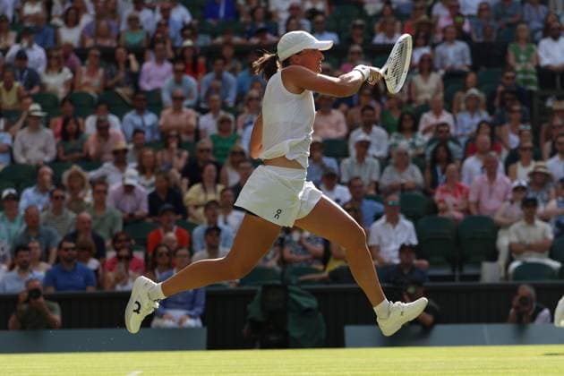 July 10, 2025, London, Celestynow, United Kingdom: IGA SWIATEK of Poland during the match against B. Bencic of Switzerland in the semifinals of Championships 2025 at Wimbledon AELTC in London. Swiatek won 6:2, 6:0 London United Kingdom - ZUMAc278 20250710_zsp_c278_044 Copyright: xMarcinxCholewinskix