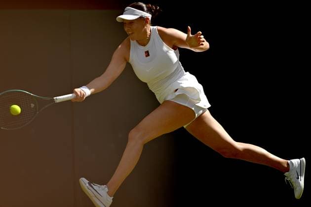 (250711) -- LONDON, July 11, 2025 -- Amanda Anisimova hits a return during the women s singles semifinal match between Aryna Sabalenka of Belarus and Amanda Anisimova of the United States at the Wimbledon Tennis Championships in London, Britain, July 10, 2025. ) (SP)BRITAIN-LONDON-TENNIS-WIMBLEDON-WOMEN S SINGLES LixYing 