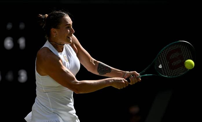 (250711) -- LONDON, July 11, 2025 -- Aryna Sabalenka hits a return during the women s singles semifinal match between Aryna Sabalenka of Belarus and Amanda Anisimova of the United States at the Wimbledon Tennis Championships in London, Britain, July 10, 2025. ) (SP)BRITAIN-LONDON-TENNIS-WIMBLEDON-WOMEN S SINGLES LixYing 