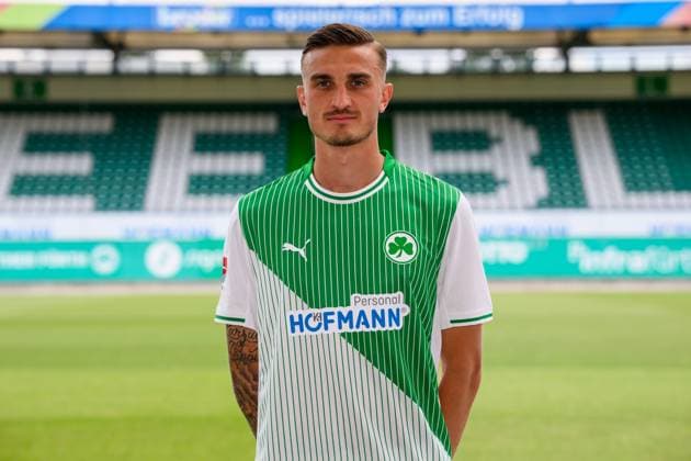 10.07.2025 - SpVgg Greuther Fürth ( Kleeblatt Spielvereinigung ) - 2. BL Fussball Bundesliga - Saison 2025 2026 - Fototermin Porträttermin Vorstellung Präsentation Pressetermin - - Einzelbild Einzelfoto Portrait Porträt Kopfbild - Philipp Ziereis (4, SpVgg Greuther Fürth )