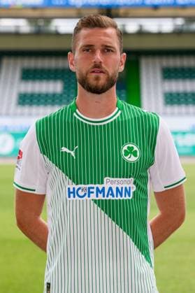 10.07.2025 - SpVgg Greuther Fürth ( Kleeblatt Spielvereinigung ) - 2. BL Fussball Bundesliga - Saison 2025 2026 - Fototermin Porträttermin Vorstellung Präsentation Pressetermin - - Einzelbild Einzelfoto Portrait Porträt Kopfbild - Dennis Srbeny (7, SpVgg Greuther Fürth )