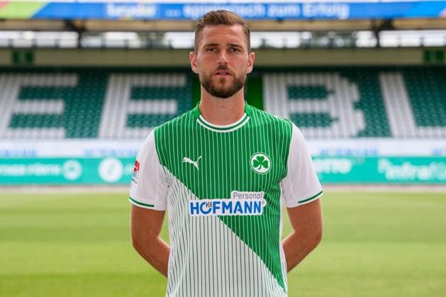 10.07.2025 - SpVgg Greuther Fürth ( Kleeblatt Spielvereinigung ) - 2. BL Fussball Bundesliga - Saison 2025 2026 - Fototermin Porträttermin Vorstellung Präsentation Pressetermin - - Einzelbild Einzelfoto Portrait Porträt Kopfbild - Dennis Srbeny (7, SpVgg Greuther Fürth )