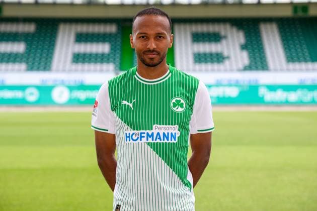 10.07.2025 - SpVgg Greuther Fürth ( Kleeblatt Spielvereinigung ) - 2. BL Fussball Bundesliga - Saison 2025 2026 - Fototermin Porträttermin Vorstellung Präsentation Pressetermin - - Einzelbild Einzelfoto Portrait Porträt Kopfbild - Julian Green (37, SpVgg Greuther Fürth )