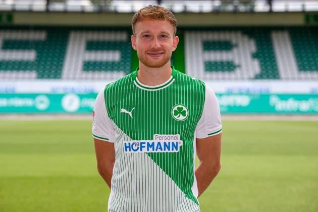 10.07.2025 - SpVgg Greuther Fürth ( Kleeblatt Spielvereinigung ) - 2. BL Fussball Bundesliga - Saison 2025 2026 - Fototermin Porträttermin Vorstellung Präsentation Pressetermin - - Einzelbild Einzelfoto Portrait Porträt Kopfbild - Jannik Dehm ( 23, SpVgg Greuther Fürth )