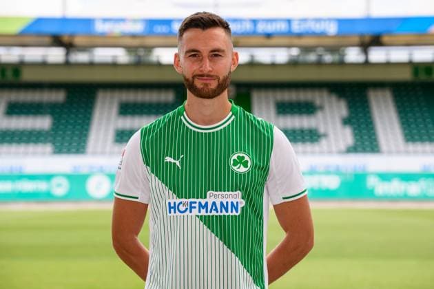 10.07.2025 - SpVgg Greuther Fürth ( Kleeblatt Spielvereinigung ) - 2. BL Fussball Bundesliga - Saison 2025 2026 - Fototermin Porträttermin Vorstellung Präsentation Pressetermin - - Einzelbild Einzelfoto Portrait Porträt Kopfbild - Felix Higl (18, SpVgg Greuther Fürth )