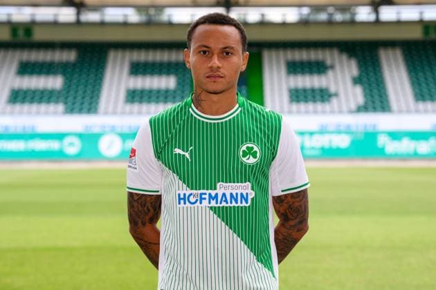 10.07.2025 - SpVgg Greuther Fürth ( Kleeblatt Spielvereinigung ) - 2. BL Fussball Bundesliga - Saison 2025 2026 - Fototermin Porträttermin Vorstellung Präsentation Pressetermin - - Einzelbild Einzelfoto Portrait Porträt Kopfbild - Roberto Massimo (11, SpVgg Greuther Fürth )