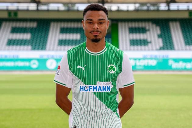 10.07.2025 - SpVgg Greuther Fürth ( Kleeblatt Spielvereinigung ) - 2. BL Fussball Bundesliga - Saison 2025 2026 - Fototermin Porträttermin Vorstellung Präsentation Pressetermin - - Einzelbild Einzelfoto Portrait Porträt Kopfbild - Sacha Banse Bansé (6, SpVgg Greuther Fürth )