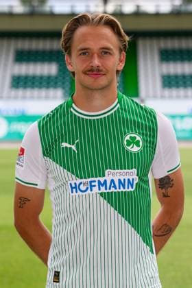 10.07.2025 - SpVgg Greuther Fürth ( Kleeblatt Spielvereinigung ) - 2. BL Fussball Bundesliga - Saison 2025 2026 - Fototermin Porträttermin Vorstellung Präsentation Pressetermin - - Einzelbild Einzelfoto Portrait Porträt Kopfbild - Mathias Flaga Olesen (8, SpVgg Greuther Fürth )