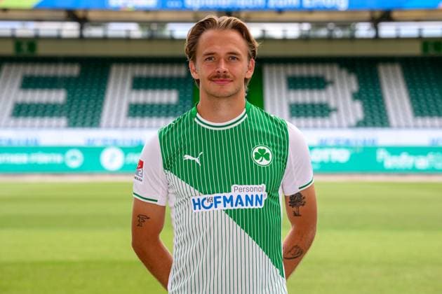 10.07.2025 - SpVgg Greuther Fürth ( Kleeblatt Spielvereinigung ) - 2. BL Fussball Bundesliga - Saison 2025 2026 - Fototermin Porträttermin Vorstellung Präsentation Pressetermin - - Einzelbild Einzelfoto Portrait Porträt Kopfbild - Mathias Flaga Olesen (8, SpVgg Greuther Fürth )