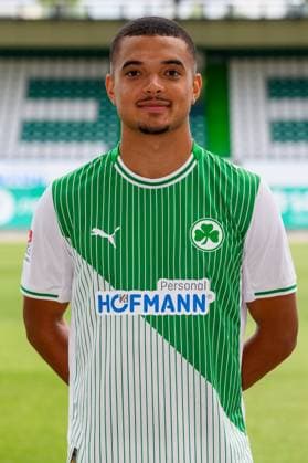 10.07.2025 - SpVgg Greuther Fürth ( Kleeblatt Spielvereinigung ) - 2. BL Fussball Bundesliga - Saison 2025 2026 - Fototermin Porträttermin Vorstellung Präsentation Pressetermin - - Einzelbild Einzelfoto Portrait Porträt Kopfbild - Maximilian Solomon Dietz (33, SpVgg Greuther Fürth )