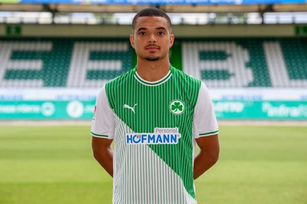 10.07.2025 - SpVgg Greuther Fürth ( Kleeblatt Spielvereinigung ) - 2. BL Fussball Bundesliga - Saison 2025 2026 - Fototermin Porträttermin Vorstellung Präsentation Pressetermin - - Einzelbild Einzelfoto Portrait Porträt Kopfbild - Maximilian Solomon Dietz (33, SpVgg Greuther Fürth )