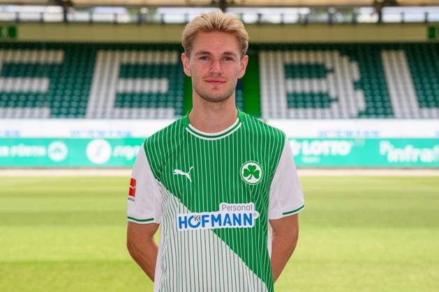 10.07.2025 - SpVgg Greuther Fürth ( Kleeblatt Spielvereinigung ) - 2. BL Fussball Bundesliga - Saison 2025 2026 - Fototermin Porträttermin Vorstellung Präsentation Pressetermin - - Einzelbild Einzelfoto Portrait Porträt Kopfbild - Marco John (24, SpVgg Greuther Fürth )