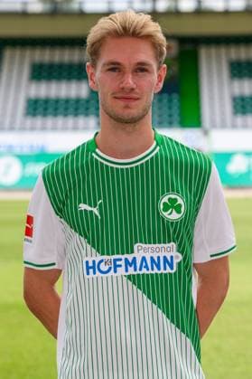 10.07.2025 - SpVgg Greuther Fürth ( Kleeblatt Spielvereinigung ) - 2. BL Fussball Bundesliga - Saison 2025 2026 - Fototermin Porträttermin Vorstellung Präsentation Pressetermin - - Einzelbild Einzelfoto Portrait Porträt Kopfbild - Marco John (24, SpVgg Greuther Fürth )