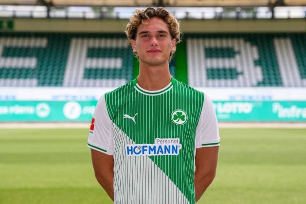 10.07.2025 - SpVgg Greuther Fürth ( Kleeblatt Spielvereinigung ) - 2. BL Fussball Bundesliga - Saison 2025 2026 - Fototermin Porträttermin Vorstellung Präsentation Pressetermin - - Einzelbild Einzelfoto Portrait Porträt Kopfbild - Juan Cabrera (22, SpVgg Greuther Fürth )