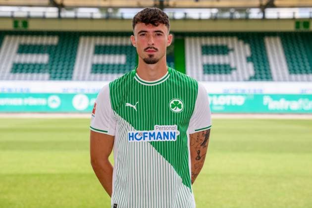 10.07.2025 - SpVgg Greuther Fürth ( Kleeblatt Spielvereinigung ) - 2. BL Fussball Bundesliga - Saison 2025 2026 - Fototermin Porträttermin Vorstellung Präsentation Pressetermin - - Einzelbild Einzelfoto Portrait Porträt Kopfbild - Noah König (17, SpVgg Greuther Fürth )