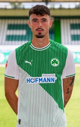 10.07.2025 - SpVgg Greuther Fürth ( Kleeblatt Spielvereinigung ) - 2. BL Fussball Bundesliga - Saison 2025 2026 - Fototermin Porträttermin Vorstellung Präsentation Pressetermin - - Einzelbild Einzelfoto Portrait Porträt Kopfbild - Noah König (17, SpVgg Greuther Fürth )