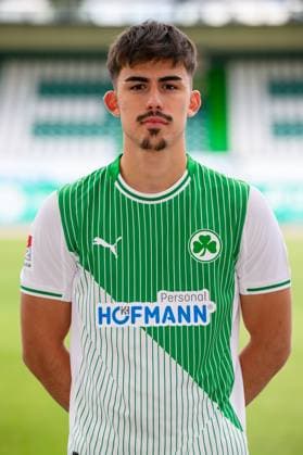 10.07.2025 - SpVgg Greuther Fürth ( Kleeblatt Spielvereinigung ) - 2. BL Fussball Bundesliga - Saison 2025 2026 - Fototermin Porträttermin Vorstellung Präsentation Pressetermin - - Einzelbild Einzelfoto Portrait Porträt Kopfbild - Aaron Keller (16, SpVgg Greuther Fürth )