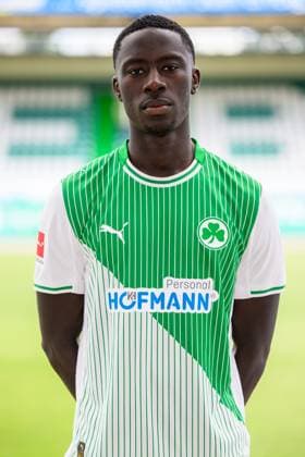 10.07.2025 - SpVgg Greuther Fürth ( Kleeblatt Spielvereinigung ) - 2. BL Fussball Bundesliga - Saison 2025 2026 - Fototermin Porträttermin Vorstellung Präsentation Pressetermin - - Einzelbild Einzelfoto Portrait Porträt Kopfbild - Omar Sillah (42, SpVgg Greuther Fürth )