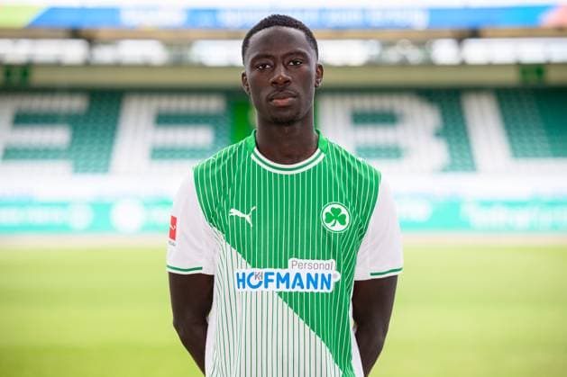 10.07.2025 - SpVgg Greuther Fürth ( Kleeblatt Spielvereinigung ) - 2. BL Fussball Bundesliga - Saison 2025 2026 - Fototermin Porträttermin Vorstellung Präsentation Pressetermin - - Einzelbild Einzelfoto Portrait Porträt Kopfbild - Omar Sillah (42, SpVgg Greuther Fürth )