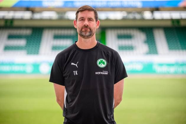 10.07.2025 - SpVgg Greuther Fürth ( Kleeblatt Spielvereinigung ) - 2. BL Fussball Bundesliga - Saison 2025 2026 - Fototermin Porträttermin Vorstellung Präsentation Pressetermin - - Einzelbild Einzelfoto Portrait Porträt Kopfbild - Thomas Kleine ( Trainer SpVgg Greuther Fürth )