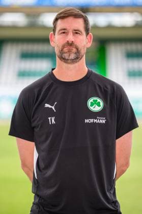10.07.2025 - SpVgg Greuther Fürth ( Kleeblatt Spielvereinigung ) - 2. BL Fussball Bundesliga - Saison 2025 2026 - Fototermin Porträttermin Vorstellung Präsentation Pressetermin - - Einzelbild Einzelfoto Portrait Porträt Kopfbild - Thomas Kleine ( Trainer SpVgg Greuther Fürth )