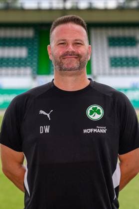 10.07.2025 - SpVgg Greuther Fürth ( Kleeblatt Spielvereinigung ) - 2. BL Fussball Bundesliga - Saison 2025 2026 - Fototermin Porträttermin Vorstellung Präsentation Pressetermin - - Einzelbild Einzelfoto Portrait Porträt Kopfbild - Daniel Wiegand (Team-Koordinator Zeugwart SpVgg Greuther Fürth )