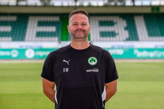 10.07.2025 - SpVgg Greuther Fürth ( Kleeblatt Spielvereinigung ) - 2. BL Fussball Bundesliga - Saison 2025 2026 - Fototermin Porträttermin Vorstellung Präsentation Pressetermin - - Einzelbild Einzelfoto Portrait Porträt Kopfbild - Daniel Wiegand (Team-Koordinator Zeugwart SpVgg Greuther Fürth )