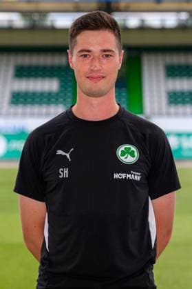 10.07.2025 - SpVgg Greuther Fürth ( Kleeblatt Spielvereinigung ) - 2. BL Fussball Bundesliga - Saison 2025 2026 - Fototermin Porträttermin Vorstellung Präsentation Pressetermin - - Einzelbild Einzelfoto Portrait Porträt Kopfbild - Simon Hofmann ( Videoanalyse SpVgg Greuther Fürth )