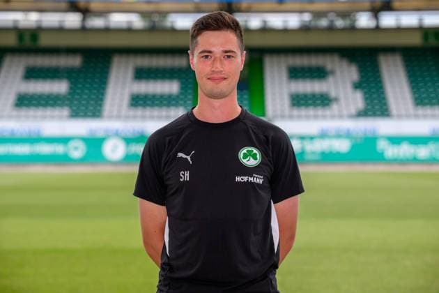 10.07.2025 - SpVgg Greuther Fürth ( Kleeblatt Spielvereinigung ) - 2. BL Fussball Bundesliga - Saison 2025 2026 - Fototermin Porträttermin Vorstellung Präsentation Pressetermin - - Einzelbild Einzelfoto Portrait Porträt Kopfbild - Simon Hofmann ( Videoanalyse SpVgg Greuther Fürth )