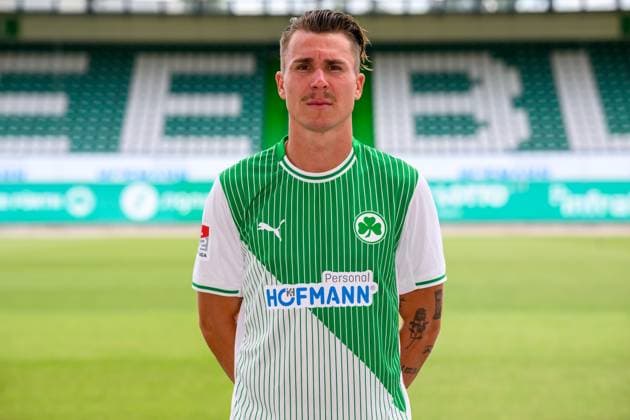 10.07.2025 - SpVgg Greuther Fürth ( Kleeblatt Spielvereinigung ) - 2. BL Fussball Bundesliga - Saison 2025 2026 - Fototermin Porträttermin Vorstellung Präsentation Pressetermin - - Einzelbild Einzelfoto Portrait Porträt Kopfbild - Felix Klaus (30, SpVgg Greuther Fürth )