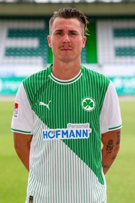 10.07.2025 - SpVgg Greuther Fürth ( Kleeblatt Spielvereinigung ) - 2. BL Fussball Bundesliga - Saison 2025 2026 - Fototermin Porträttermin Vorstellung Präsentation Pressetermin - - Einzelbild Einzelfoto Portrait Porträt Kopfbild - Felix Klaus (30, SpVgg Greuther Fürth )