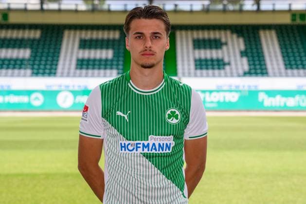 10.07.2025 - SpVgg Greuther Fürth ( Kleeblatt Spielvereinigung ) - 2. BL Fussball Bundesliga - Saison 2025 2026 - Fototermin Porträttermin Vorstellung Präsentation Pressetermin - - Einzelbild Einzelfoto Portrait Porträt Kopfbild - Leander Popp (20, SpVgg Greuther Fürth )