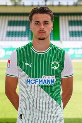 10.07.2025 - SpVgg Greuther Fürth ( Kleeblatt Spielvereinigung ) - 2. BL Fussball Bundesliga - Saison 2025 2026 - Fototermin Porträttermin Vorstellung Präsentation Pressetermin - - Einzelbild Einzelfoto Portrait Porträt Kopfbild - Leander Popp (20, SpVgg Greuther Fürth )