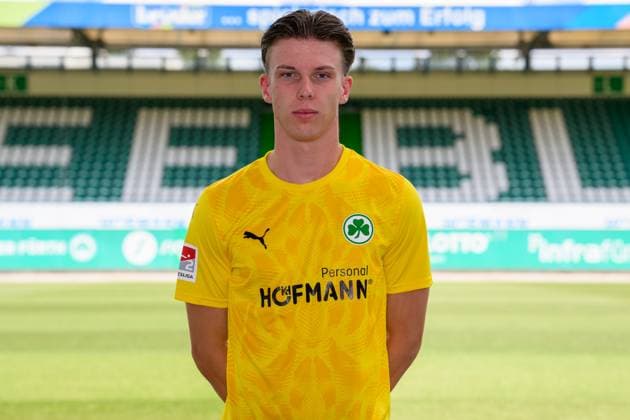 10.07.2025 - SpVgg Greuther Fürth ( Kleeblatt Spielvereinigung ) - 2. BL Fussball Bundesliga - Saison 2025 2026 - Fototermin Porträttermin Vorstellung Präsentation Pressetermin - - Einzelbild Einzelfoto Portrait Porträt Kopfbild - Timo Schlieck (21, SpVgg Greuther Fürth )