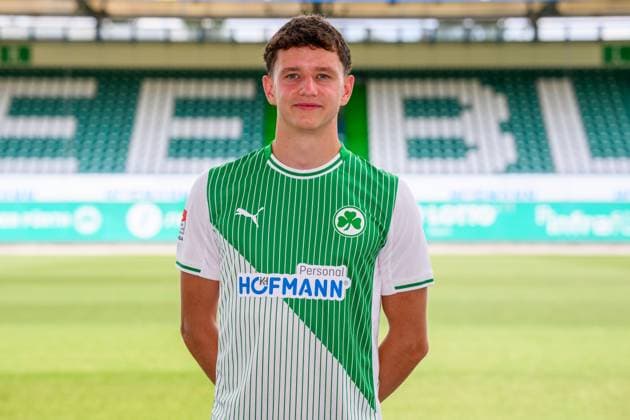 10.07.2025 - SpVgg Greuther Fürth ( Kleeblatt Spielvereinigung ) - 2. BL Fussball Bundesliga - Saison 2025 2026 - Fototermin Porträttermin Vorstellung Präsentation Pressetermin - - Einzelbild Einzelfoto Portrait Porträt Kopfbild - Jakob Engel (35,SpVgg Greuther Fürth )